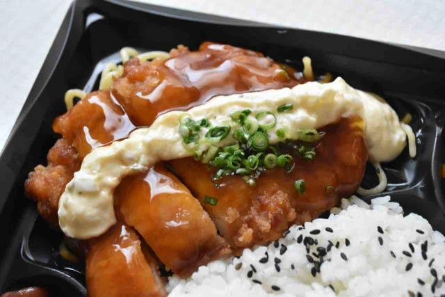 ボリューミーなタルタルソースがけ若鶏竜田揚げ。