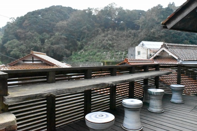 カフェと旅館の間に街を見渡せるテラスがある