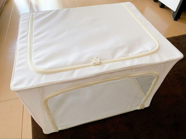 【3COINS たためるメッシュ窓付き収納】前面は透明窓で中身が一目瞭然。ファスナー付きなのでホコリもしっかり防いでくれます◎