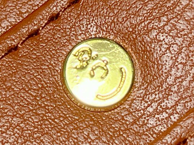 コインスペースのスナップボタンはなんとチャーリー・ブラウンのお顔の刻印入り！