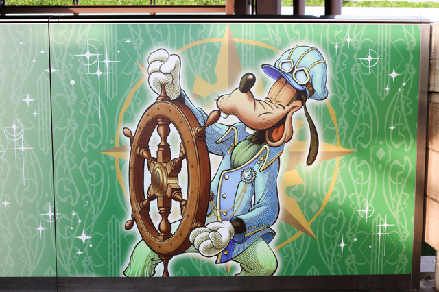 駅のホームドア　©Disney