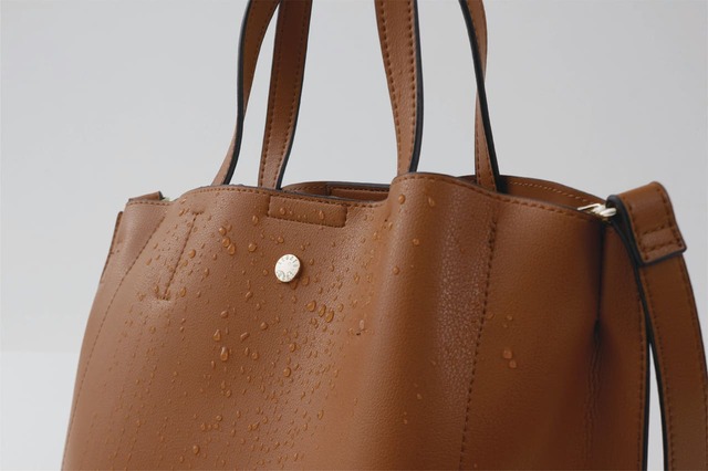 【かるいかばん】少し濡れても簡単にお手入れが可能です