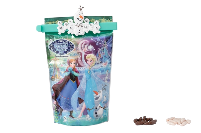 チョコレートがけ柿の種 ¥800 ※高さ約22cm × 幅約14cm（内容量65g（標準10袋）：ホワイトチョコレート柿の種（エルサ柄袋）標準5袋、ミルクチョコレート柿の種（アナ柄袋）標準5袋）｜東京ディズニーランド「アナとエルサのフローズンファンタジー」（2017年）スペシャルグッズ