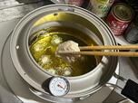【揚げてお仕舞い】180℃の油で鶏肉を揚げていきます
