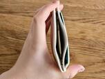 【3COINS　極薄ミニウォレット】真ん中に付いているポケットにはお札も収納できます◎