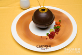 マシュマロとバニラアイスクリーム　チョコレートのクリスマスオーナメント仕立て　ホットベイリーズソース｜“クリスマス・ファンタジー”スペシャルディナー エメラルド 15,000円｜ディズニーアンバサダーホテル「エンパイア・グリル」