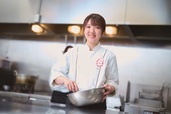 「パティシエ　藤原美幸氏」【【スシロー×クロミ】秋の味覚“おいも”がクロミちゃんスイーツに♪スシロー『おいもフェス2024』開催】