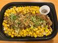【ロピア ビーフガーリックライス】コーンと牛肉がぎっしり詰まった見た目に食欲をそそられます♪