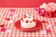 「Birthday Parfait」＜価格：税込1,490円＞【キティちゃんと可愛さ溢れるカフェでお祝い♪「ハローキティ50周年記念カフェ」が東京・大阪・愛知にオープン！】