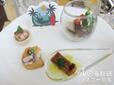 3段スタンドの上段には、鰻の蒲焼や、わかめも入ったタコとセロリのマリネなど、夏に嬉しい品々が。【ドリーマーズ・ラウンジ 東京ディズニーランドホテル・サマーダイニング アフタヌーンティーセット】