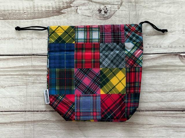 チェック柄のパッチワークデザインがおしゃれな保冷・保温機能付き巾着袋