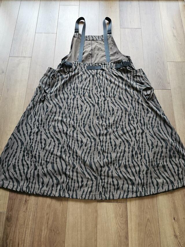 【coen C.Mt エプロンワンピース】サイズはM・Lの2展開。カラーはBLACK・BEIGE・OLIVE・その他（柄）の4種類です