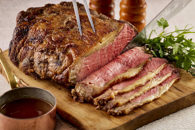 【ストロベリースイーツブッフェ -Magical Strawberry Field-】「ローストビーフ ビターカカオのペッパーソース」