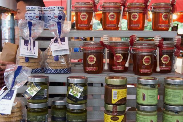 可愛らしい手作りジャムが並ぶバラ・マーケット。朝の食卓に並べたい