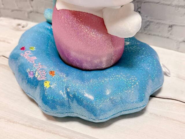 キティちゃんが座っている貝殻はブルーで、こちらにもラメがたっぷり