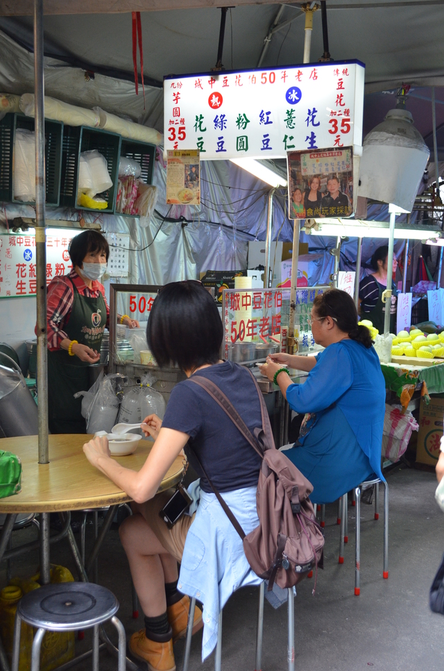 『城中豆花』は屋台のカウンターと簡易テーブルだけの小さな店