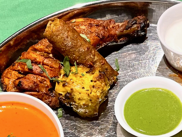 【インド宮廷料理 マシャール】タンドリーランチのタンドリーチキン、フィッシュティッカ、シークカハーブ。右下がグリーンチャトニ