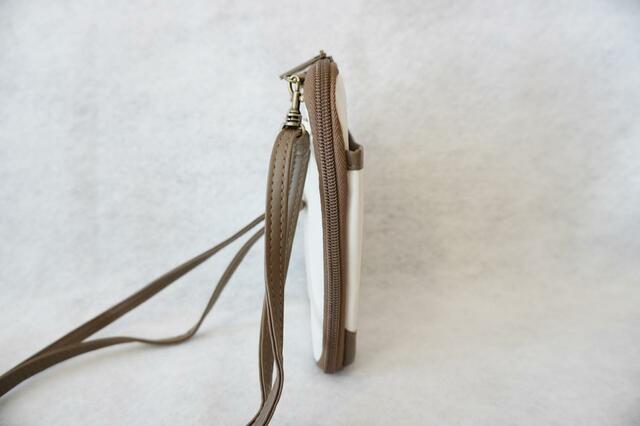 横から見たところ【リラックマ　ふわふわ刺繍がかわいい！スマホショルダーバッグ】