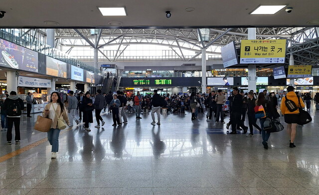 【大阪↔釜山 クルーズ体験記】カフェ、レストラン、コンビニ、コスメショップなどが並ぶKTX釜山駅2階コンコース