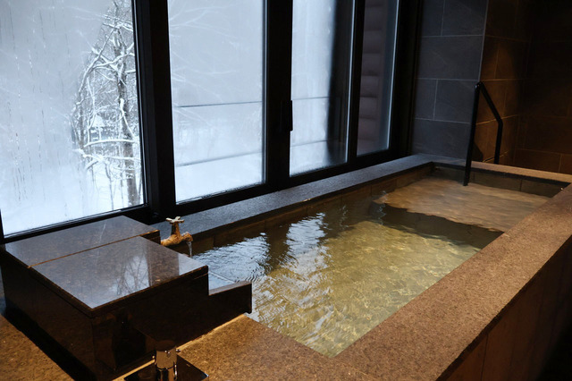 「苔スイートルーム」には源泉かけ流しの室内露天風呂があります。