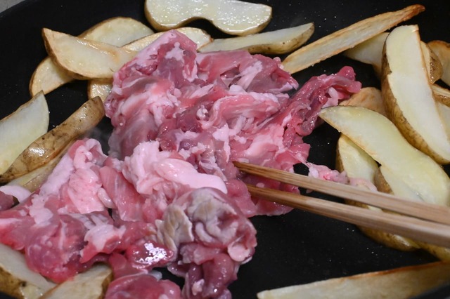 【黄金比「てりやきのたれ」・豚肉とじゃがいものてりやきオーロラソースあえ】肉を加えて炒めます
