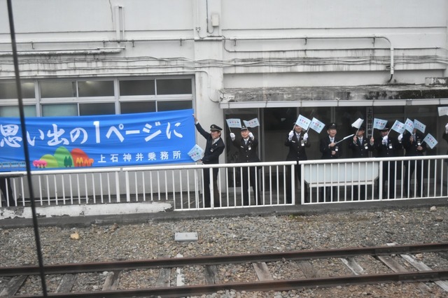 旗を振ってる！！