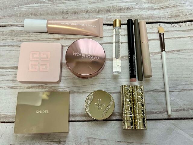 これだけのコスメを入れることができました！ポケットごとに分けて入れられるので、コスメを探しやすくGood♪