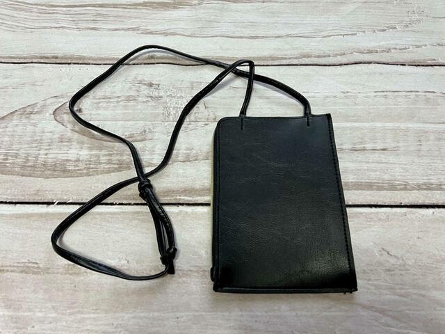 バックはシンプルな無地【GLOW 2023年11月号増刊】付録「SNOOPYスヌーピーカードケース付きレザー調スマホポシェット」