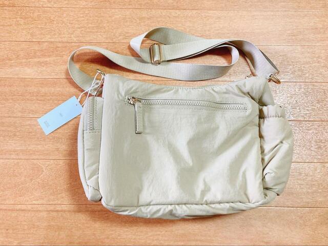 【3COINS 撥水パファーショルダーバッグ】重さは約287g(実測)。とても軽量で体に負担がかかりません◎