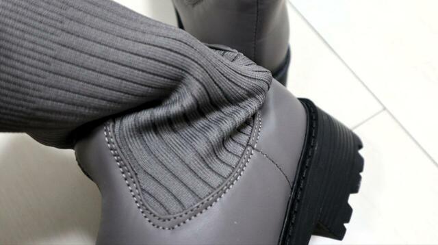 【ワークマン レディースウォームリブソックスブーツ】ソックスの内側からリブを伸ばしてみると、横方向によく伸びます