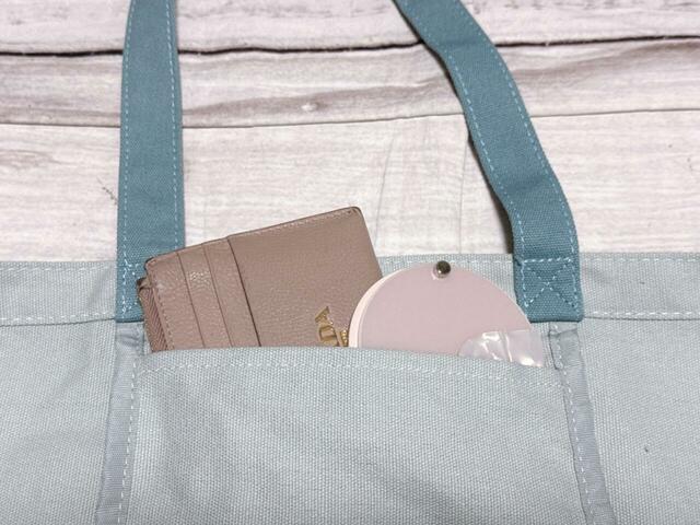 ポケットにはミラーとフラグメントケースを収納！