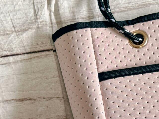 素材はポリエステル。ウエットスーツ風の素材がスポーティながらも上品！