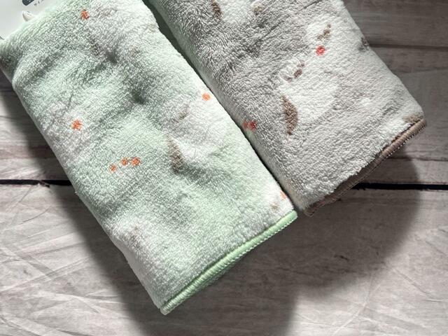 淡いミントグリーンとグレーの2色展開