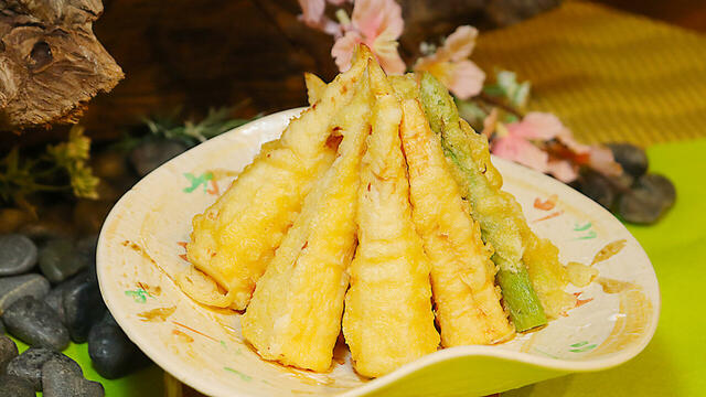 「筍の天麩羅」<期間:2026年3月1日〜5月31日>【つま恋の“春メニュー”が勢ぞろい!つま恋リゾート彩の郷で「春爛漫ピクニック気分のごちそうバイキング」開催!】