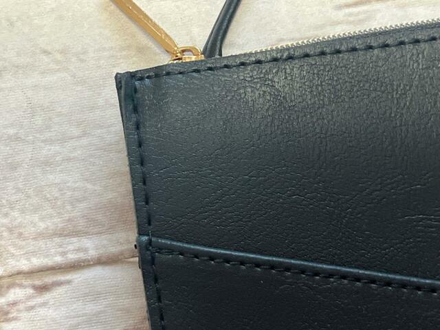 おすすめポイントは、この高級感あふれる素材。PVCですがリアルレザー並みに高見えします！