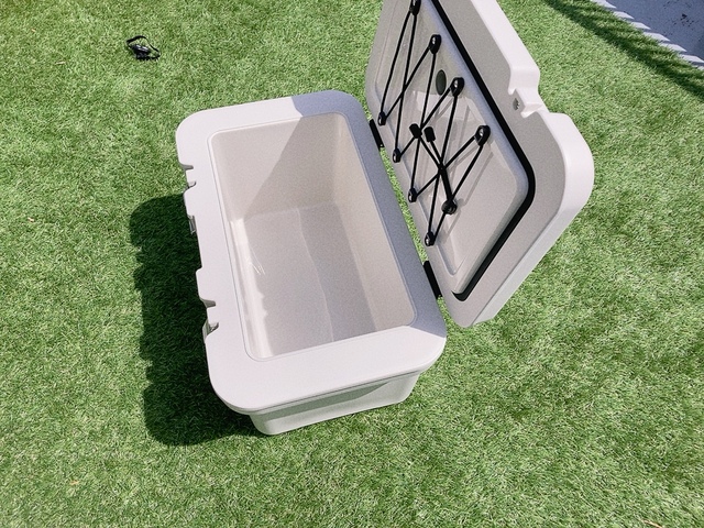 【アイリスオーヤマ HUGEL 真空断熱クーラーボックス】外の気温が高くても、冷たい飲み物が楽しめる