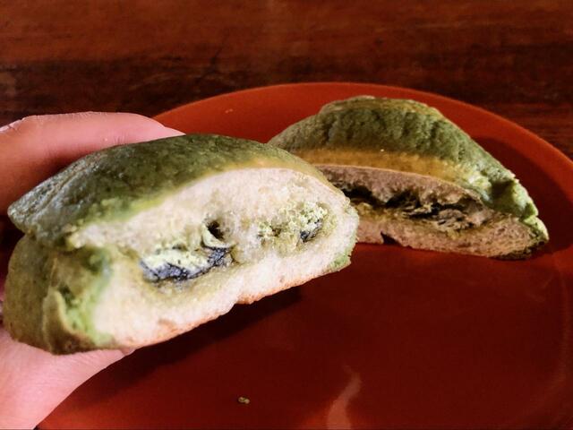 【ファミリーマート　濃い宇治抹茶メロンパン】早速いただきます