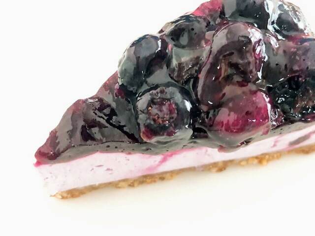 ひと粒は1cm以上あるブルーベリーがたっぶり【スターバックス】ブルーベリーレアチーズケーキ（1ピース）店内飲食価格：495円（税込）