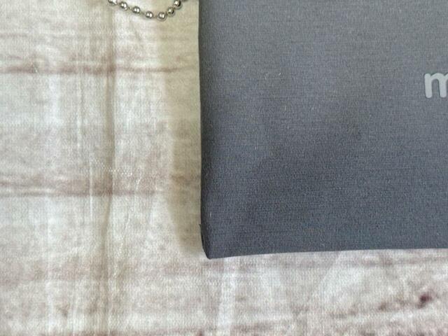 素材はバッグの裏面と同じポリエステル生地