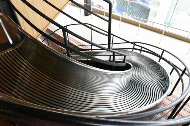 滑り台を使って下まで降りることができる