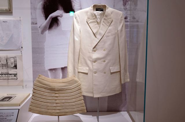 ジョンとヨーコが1969年にジブラルタルで挙げた結婚式で着用した衣装