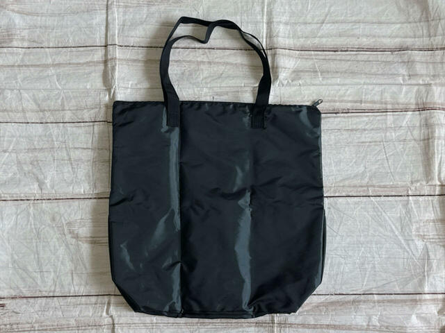 背面は装飾がないシンプルなデザイン