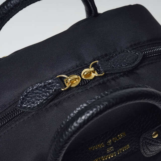 【『YOUNG&OLSEN The DRYGOODS STORE POUCH BOOK』（宝島社）】ブランドらしさにこだわったバッグ