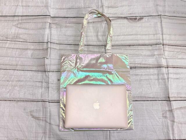 13インチのMacBook Airもラクラク収納できるサイズです