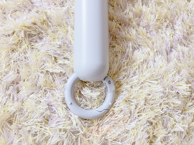 【3COINS ペルチェハンディファン】便利なカラビナも付いています