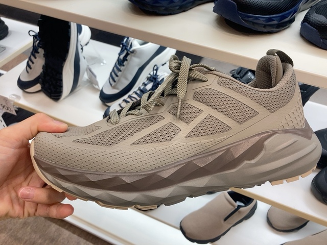 【ワークマン トレックシューズエンリル】ローカットのデザインです