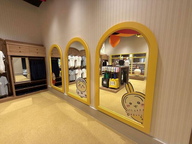 鏡にもうさぎのイラストが！さまざまなファッションを楽しんでいます♪