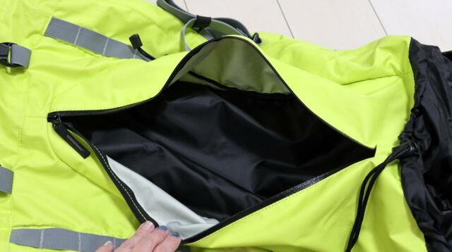 【ワークマン イナレムギア シェルパック80】ガバッと開くフロントポケット   