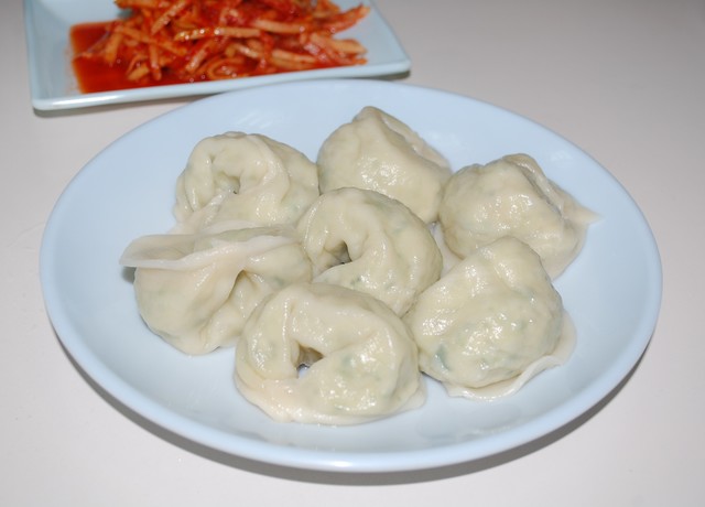 冷麺店の代表的なサイドメニュー、マンドゥ（蒸し餃子）。店によって形が違う