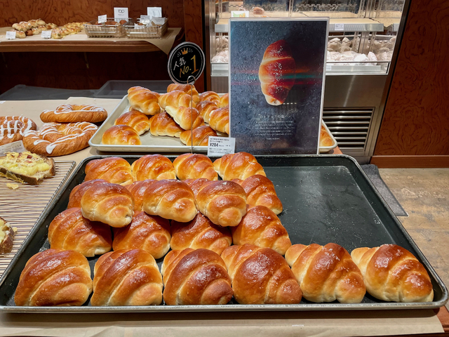 【BRILLAT-SAVARIN by TruffleBAKERY】『トリュフベーカリー』の代名詞となった「白トリュフの塩パン」。ちなみに個数制限はない